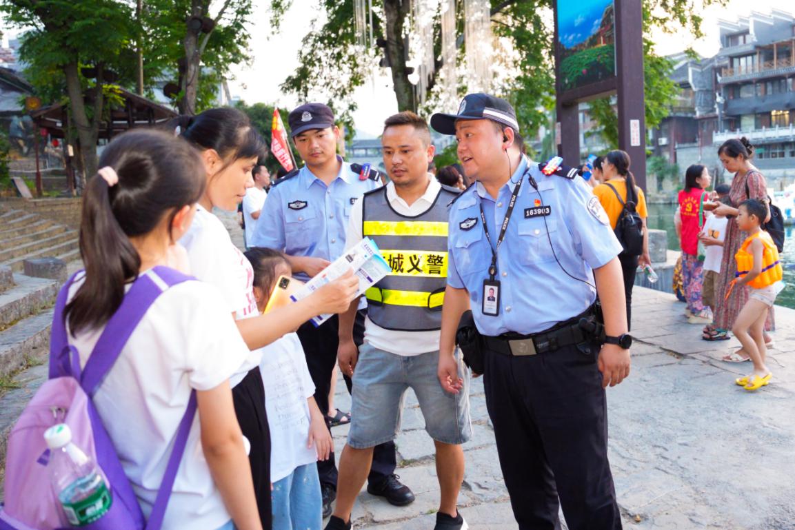 吉首市公安局乾州派出所民辅警与“乾城义警”开展巡逻。单位供图