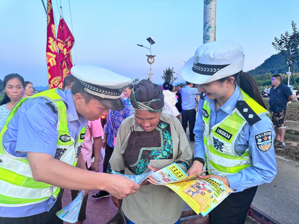 交警开展交通安全宣传。单位供图