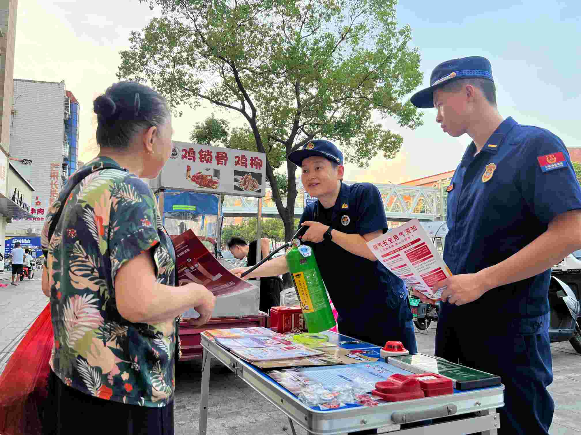 在益阳沅江市美世界城市商业广场，消防宣传员正在教市民如何使用灭火器（单位供图）