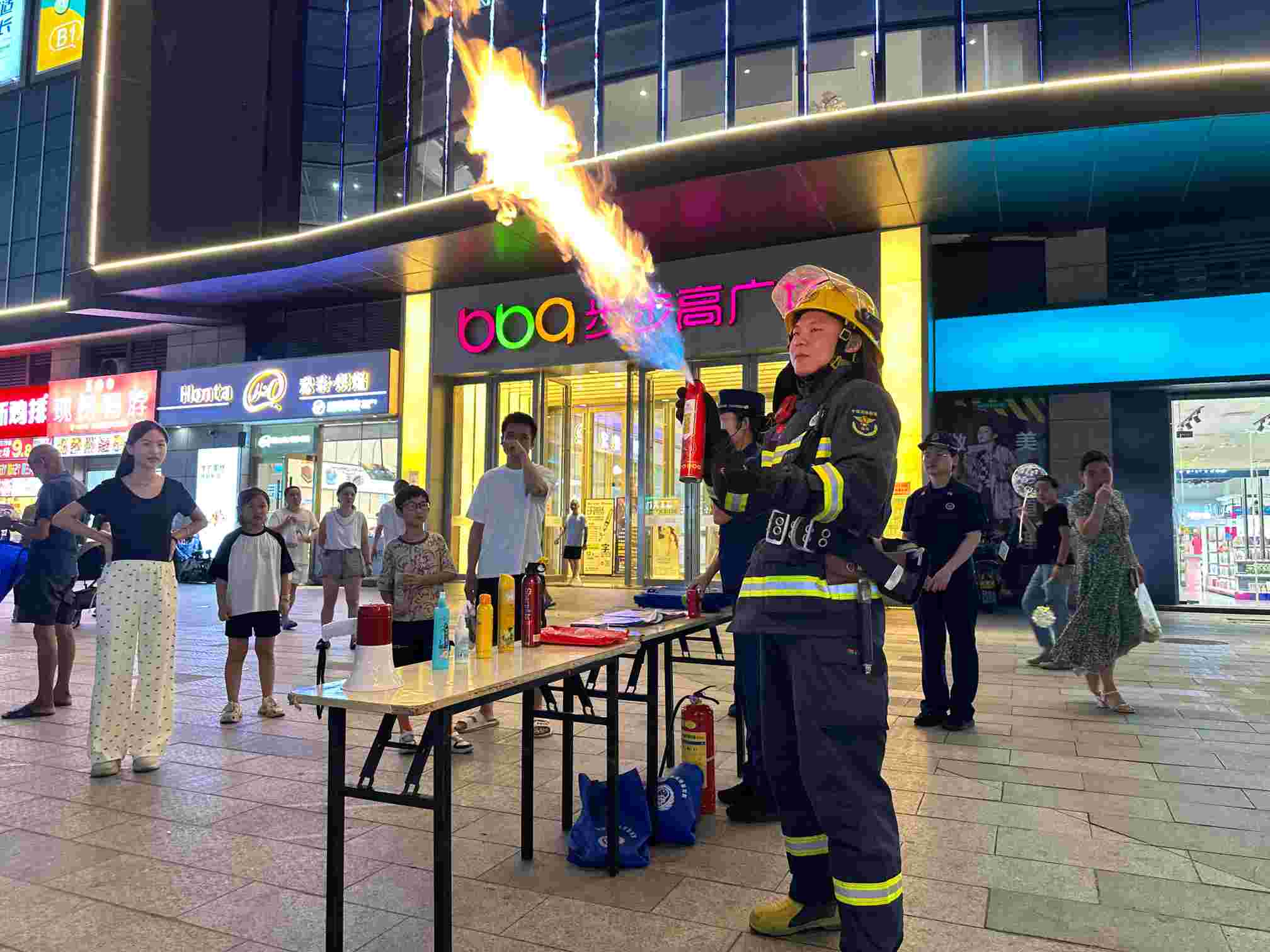 在南县桂花中央广场夜市街，消防员在进行科普实验（单位供图）