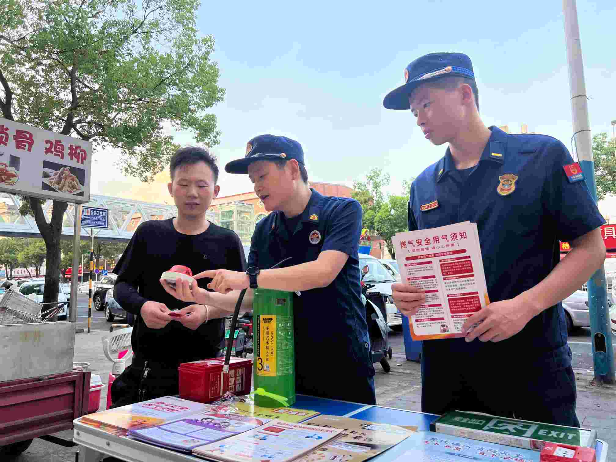 消防宣传员为市民讲解感烟探测器的作用（单位供图）