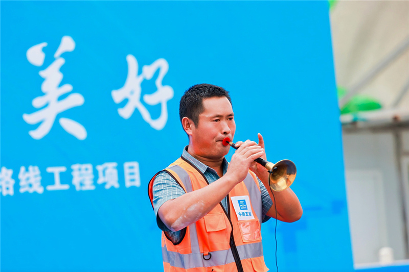 工友罗小虎唢呐独奏。受访单位供图