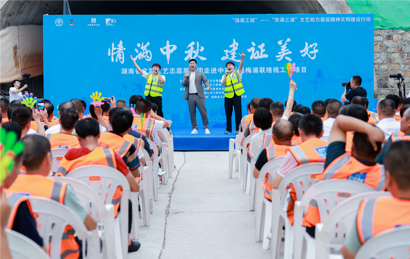 文艺志愿服务团进工地。受访单位供图
