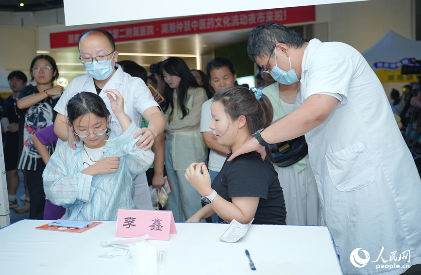 中医医生对市民进行骨骼检查。人民网记者 林洛頫摄