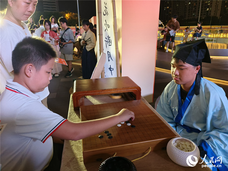 市民在现场进行游戏。人民网记者 林洛頫摄