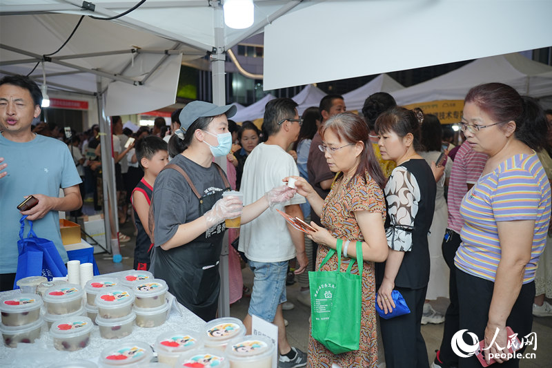市民品尝购买中医药特色药膳茶饮。人民网记者 林洛頫摄