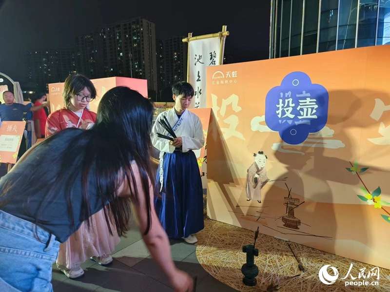 市民参与现场投壶小游戏。人民网记者 林洛頫摄