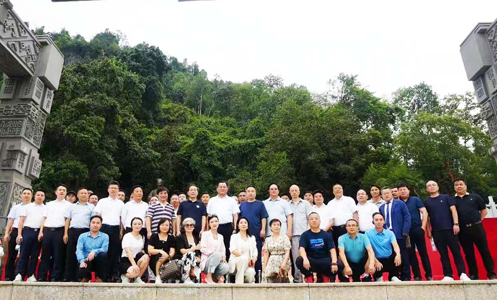 参观中华书山二酉山合影留念。邓嘉利摄