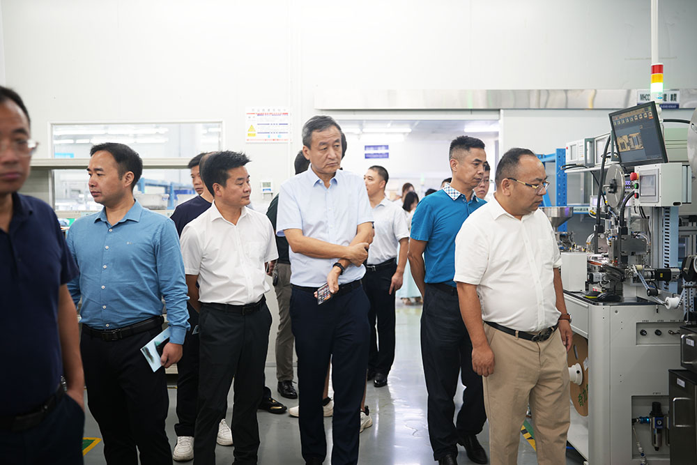 参观沅陵产业开发区电子生产车间。邓嘉利摄