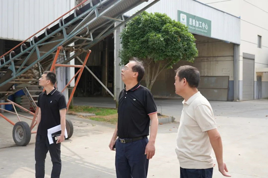 检察机关工作人员上门了解企业情况。受访单位供图