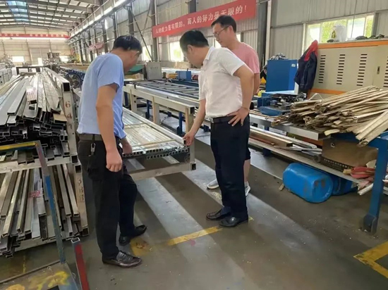 检察机关工作人员上门了解企业情况。受访单位供图