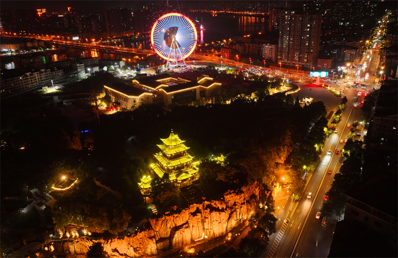 2024年9月7日，在湖南省衡阳市雁峰区拍摄的城市夜色，流光溢彩、美轮美奂（无人机照片）。曹正平摄