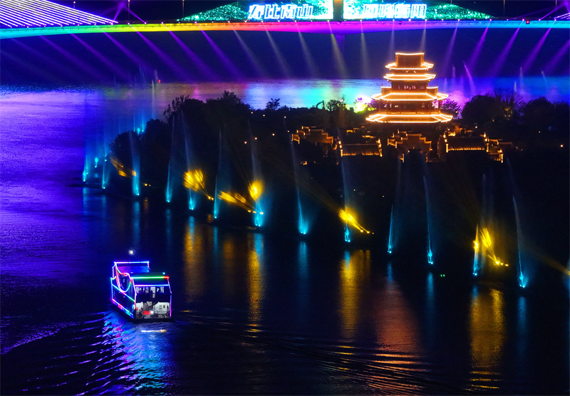 2024年9月13日，兴洲号夜游湘江船行驶在湖南省衡阳市湘江东洲岛段璀璨的夜色里。曹正平摄