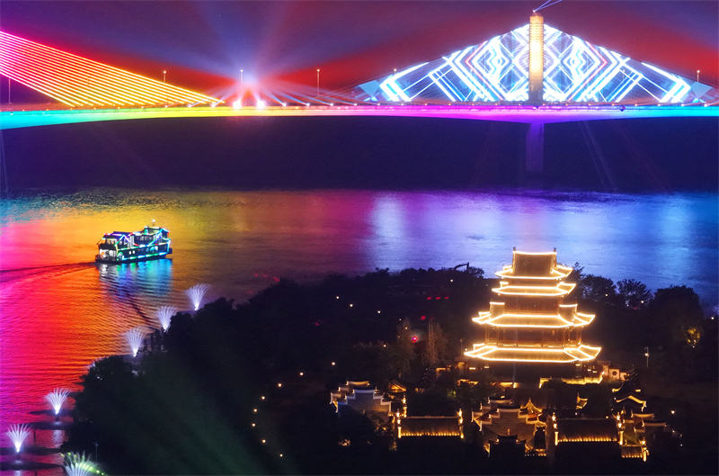2024年9月13日，兴洲号夜游湘江船行驶在湖南省衡阳市湘江东洲岛段璀璨的夜色里。曹正平摄