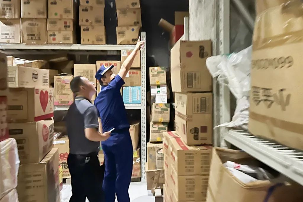 消防监督员开展商市场消防检查（单位供图）