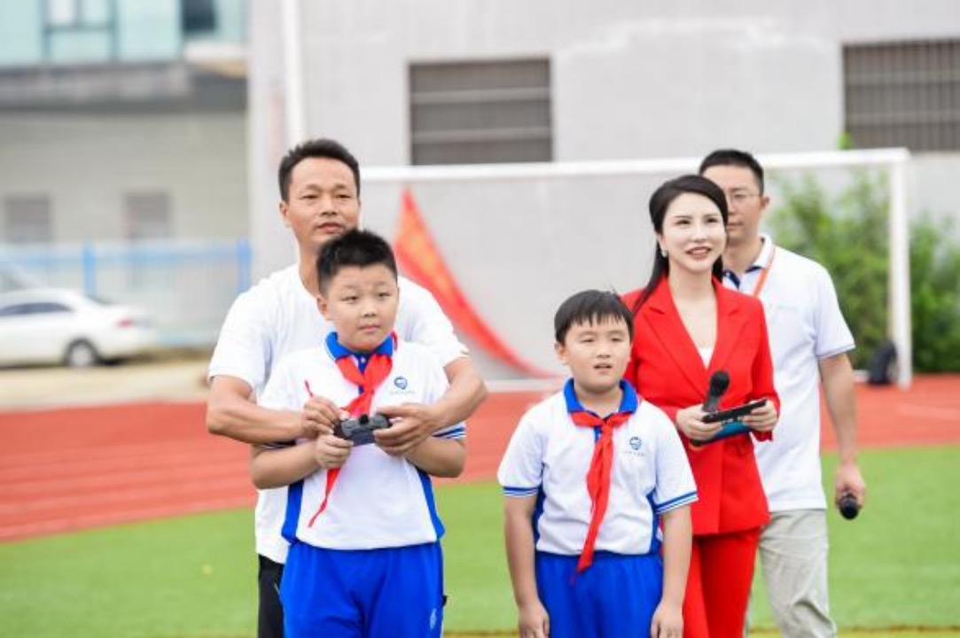 观看精彩的航模表演。单位供图