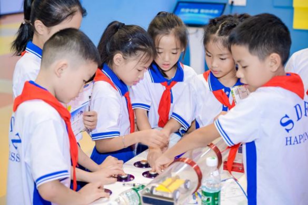 孩子们再科素交互体验区体验。单位供图
