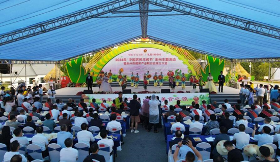 庆丰收、话丰收的文艺表演充满了欢声笑语。黄新摄