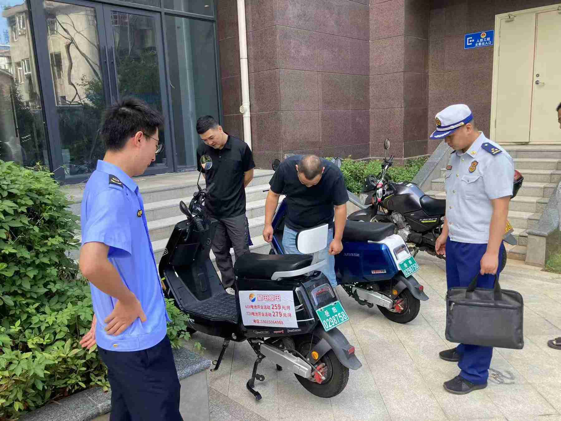 消防監督員對即時配送企業進行檢查（單位供圖）