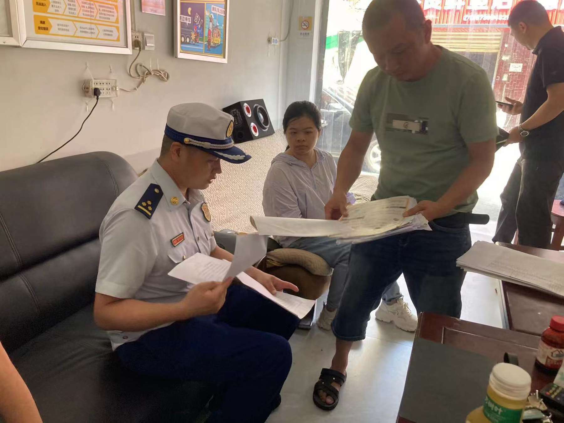 消防監督員對即時配送企業進行檢查（單位供圖）