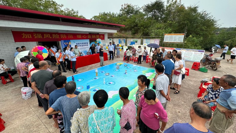 村民积极参与现场开展的有奖问答和套圈等趣味活动。单位供图