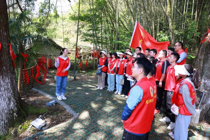 五四青年節，青年們在三合界村重溫革命故事，緬懷先烈。單位供圖