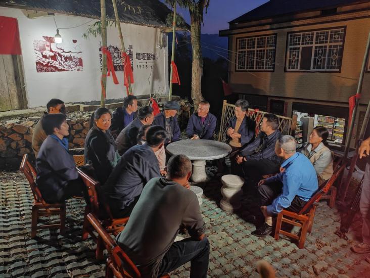 三合界村召开红色屋场会，共话乡村振兴美好蓝天。单位供图