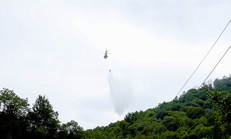 空中滅火。長沙市應急管理局供圖