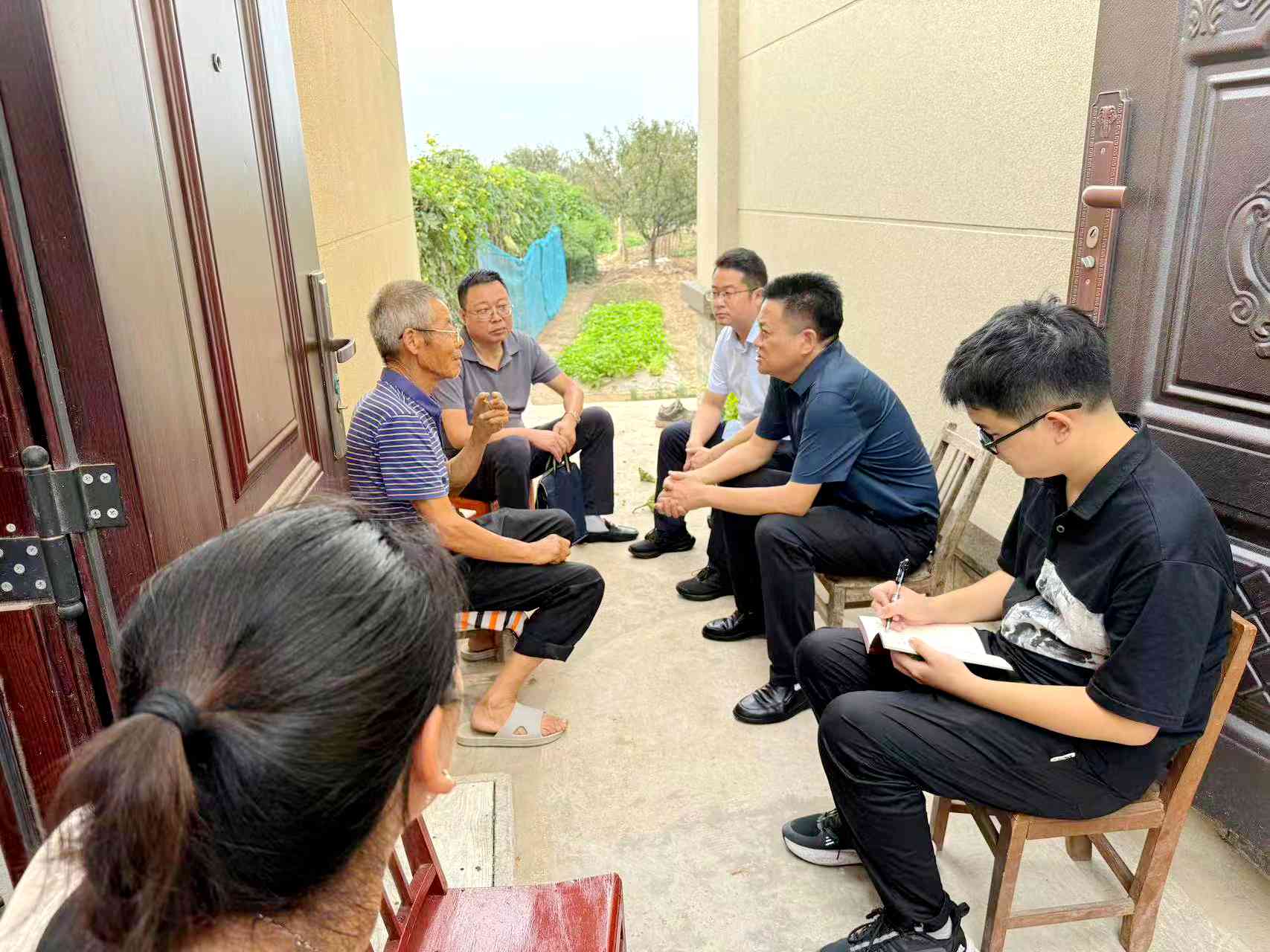 图为南县“分厘归民行动”工作专班入户开展惠民惠农财政补贴资金发放情况回访调研。杨晓杰摄