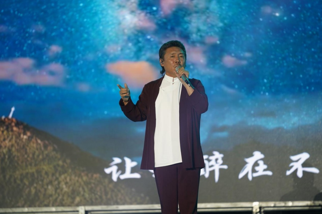 藏族歌唱家容中爾甲在賽上演唱。單位供圖