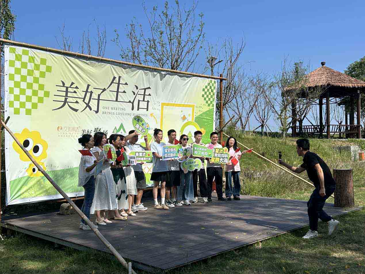 参与活动的媒体大V合影留念。受访单位供图