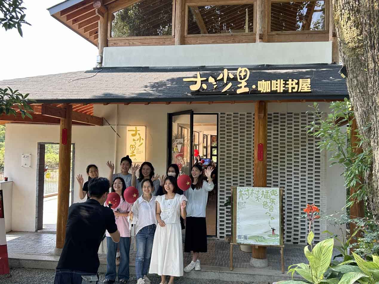 媒体大V参观咖啡书屋。受访单位供图