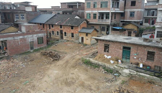 乐聪村被拆除“空心房”后的空地。周林凤摄