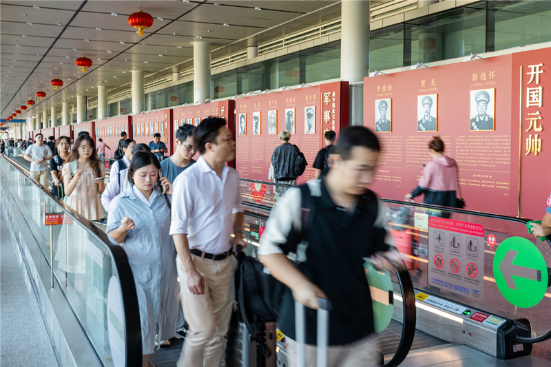 旅客在路途中参观作品展。受访单位供图