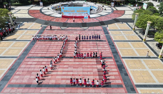 快闪活动摆出“75”字样，庆祝新中国成立75周年。向海摄