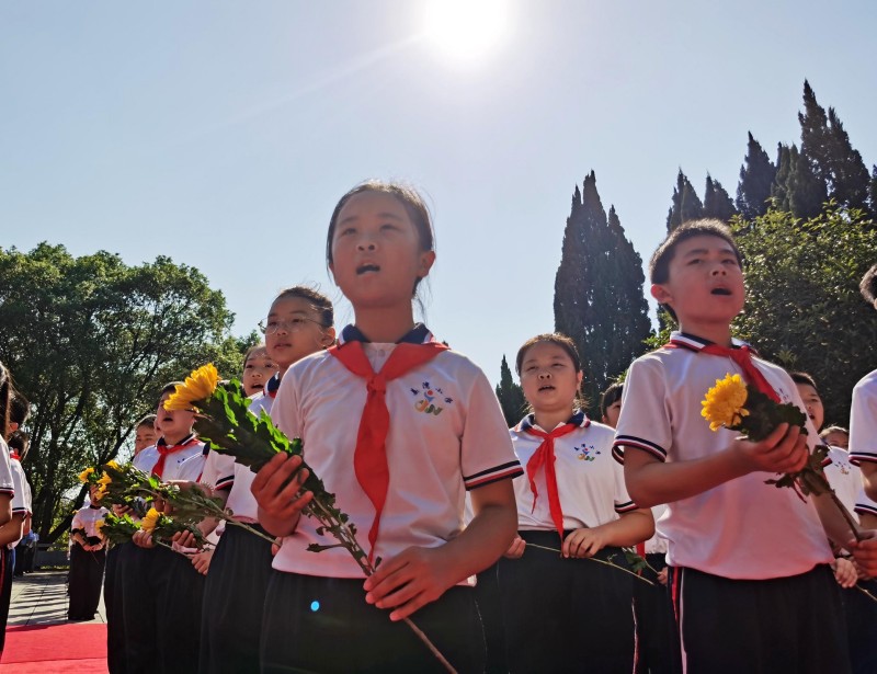 少年儿童们唱响中国少年先锋队队歌。单位供图