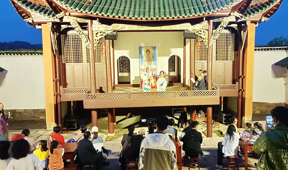 龙兴讲寺内的“辰河高腔”倾情上演。瞿云摄