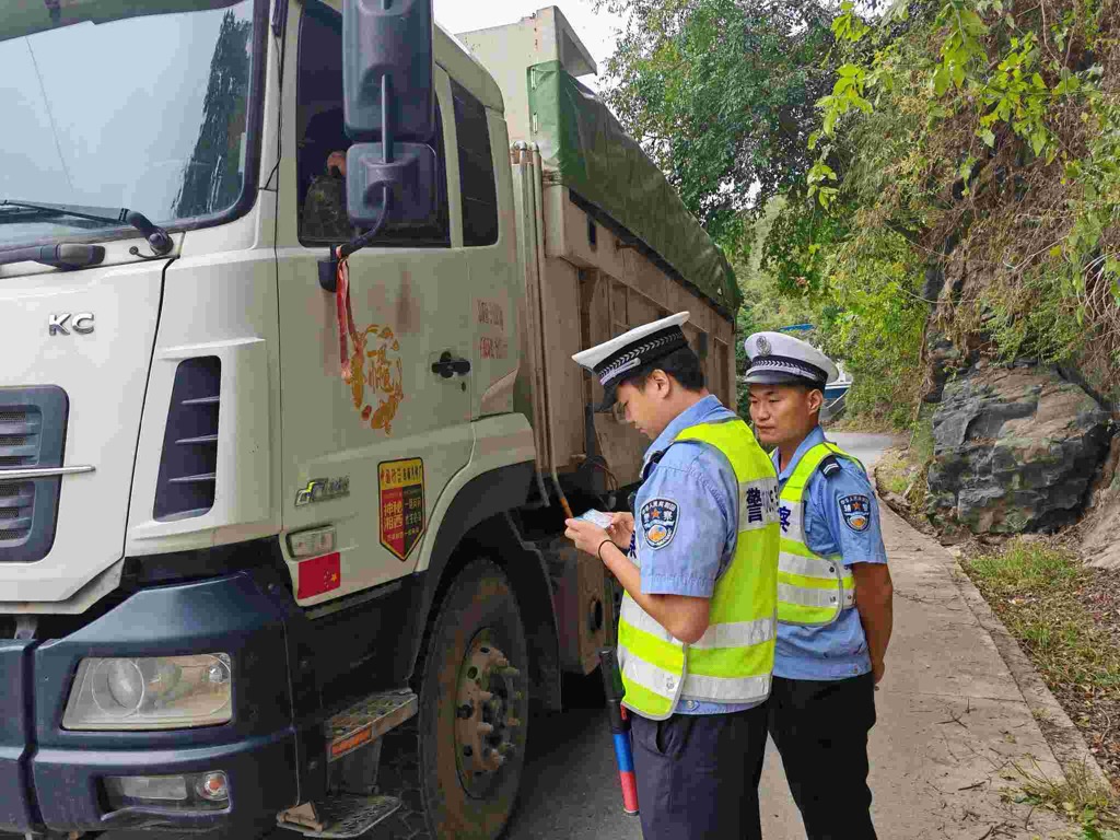 執勤交警檢查貨運車輛（單位供圖）