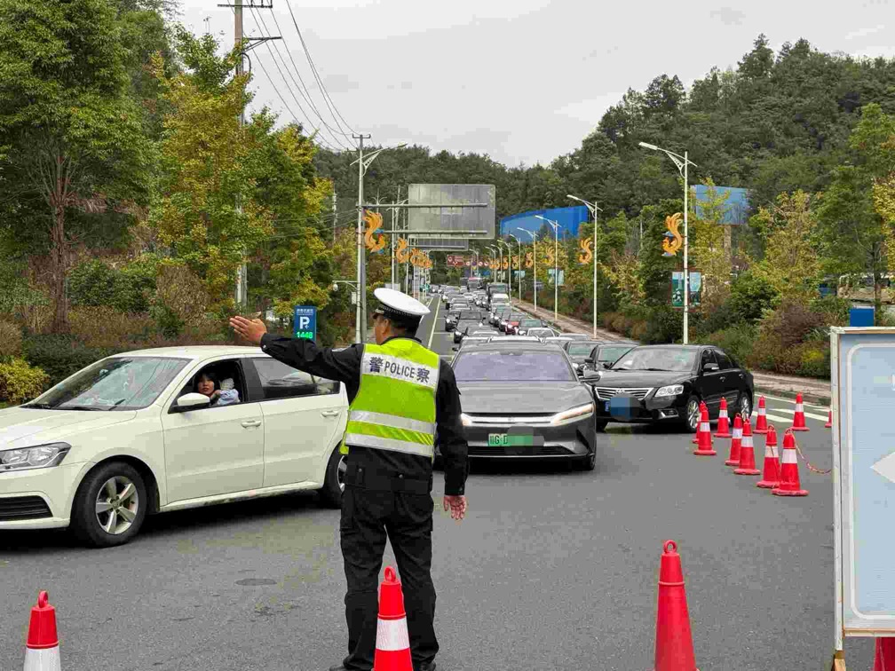 国庆期间凤凰景区自驾游车流如织交警指挥有序通行（单位供图）