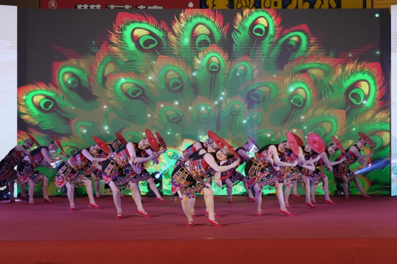 傣族舞《花腰花》展现了辖区居民的精气神。单位供图