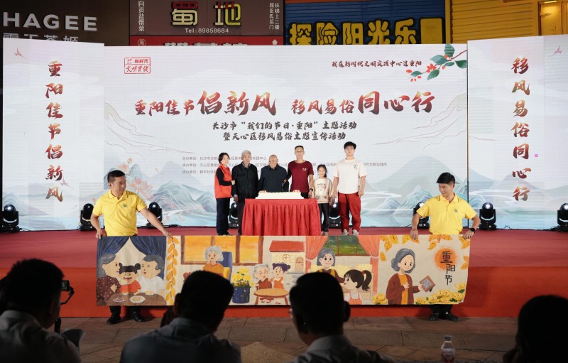 百岁老人四代同堂上台共切重阳蛋糕。单位供图