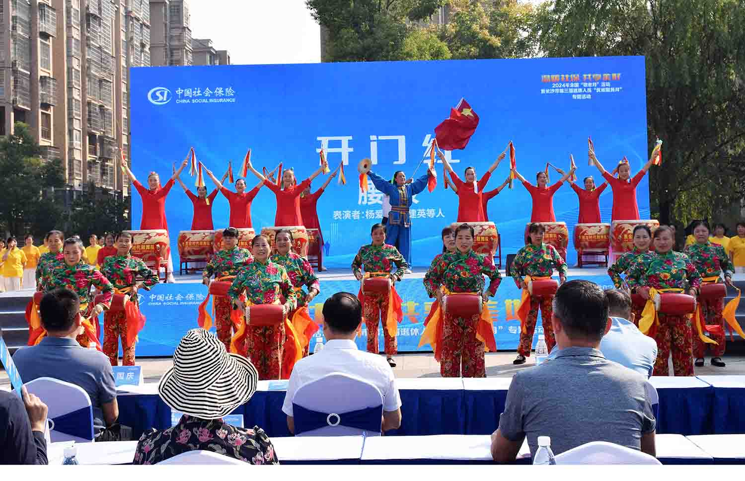 退休人员文体活动汇报表演。王思雨摄