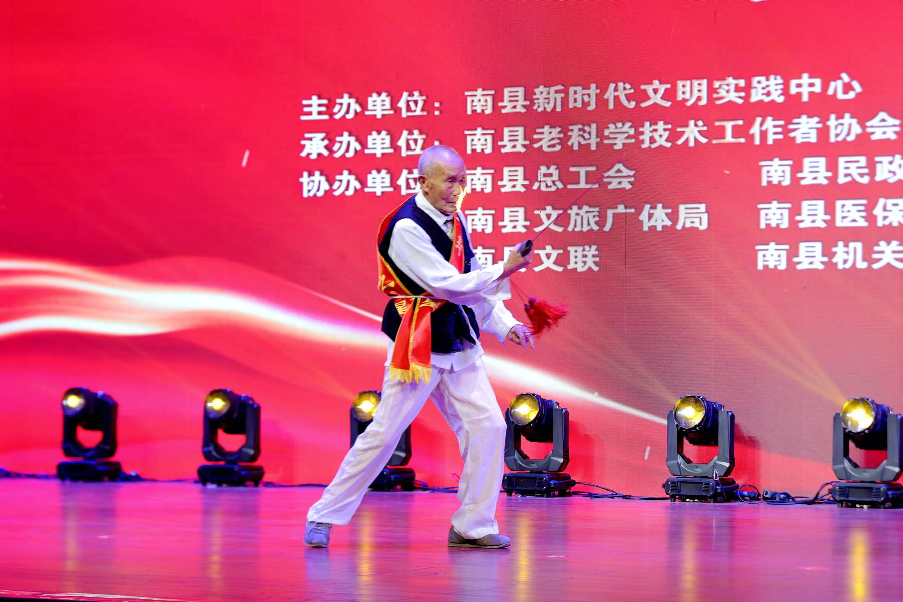 获评“长寿之星”老人现场表演腰鼓、舞剑等。王语涵摄