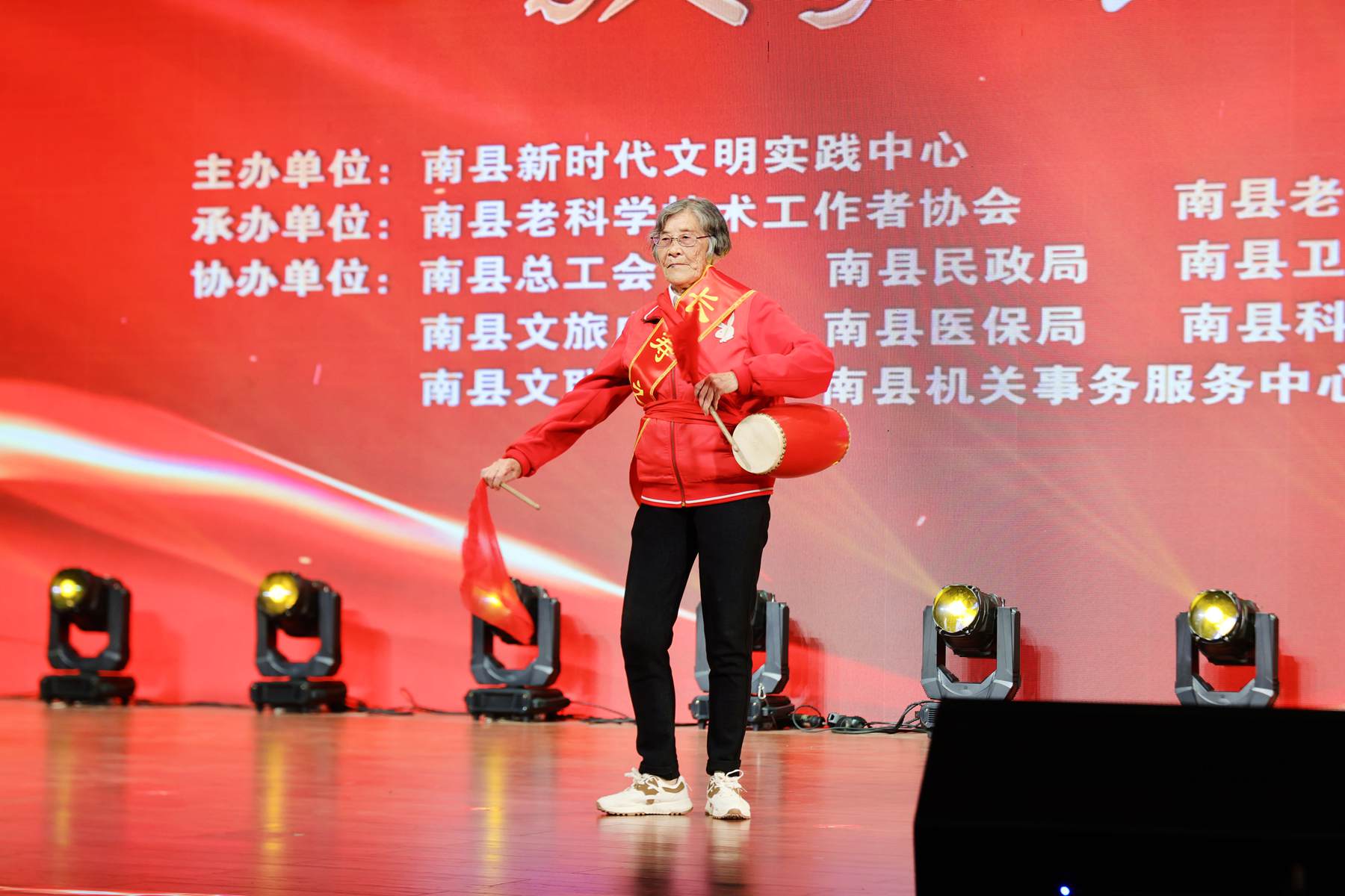 获评“长寿之星”老人现场表演腰鼓、舞剑等。王语涵摄