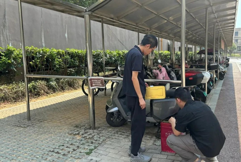 工作人员检查电动车充电棚。长沙市应急管理局供图
