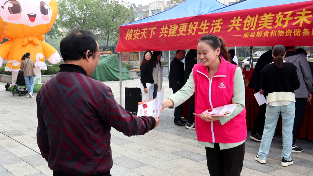 图为南县开展世界粮食日和全国粮食安全宣传周活动现场。黄河海摄
