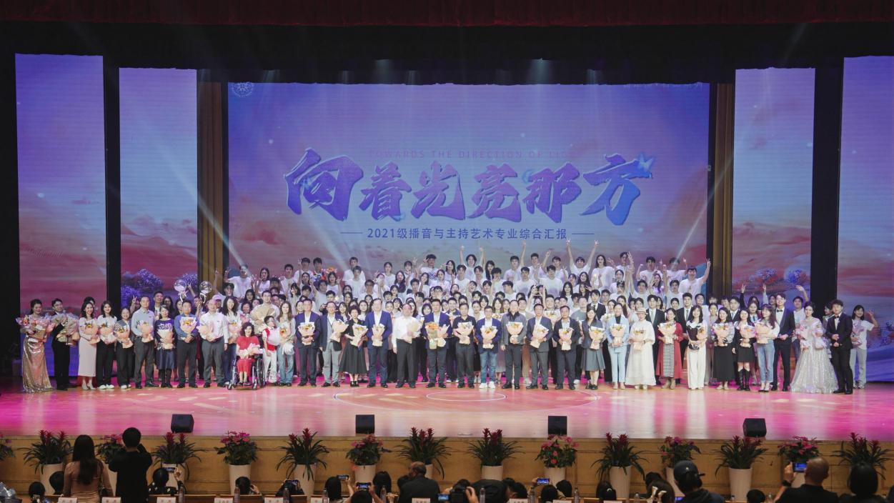 合影留念。單位供圖