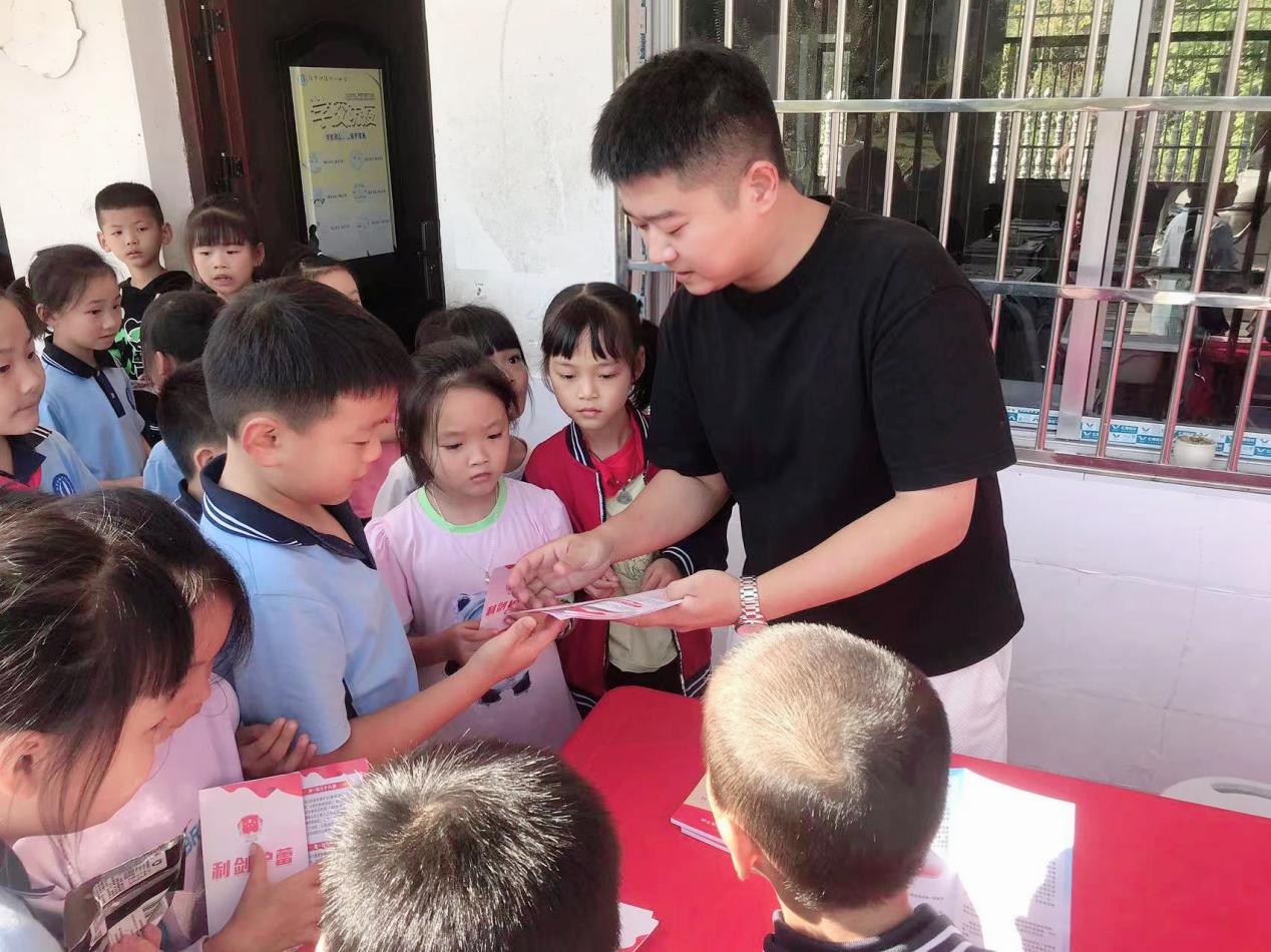 发放宣传资料现场。单位供图
