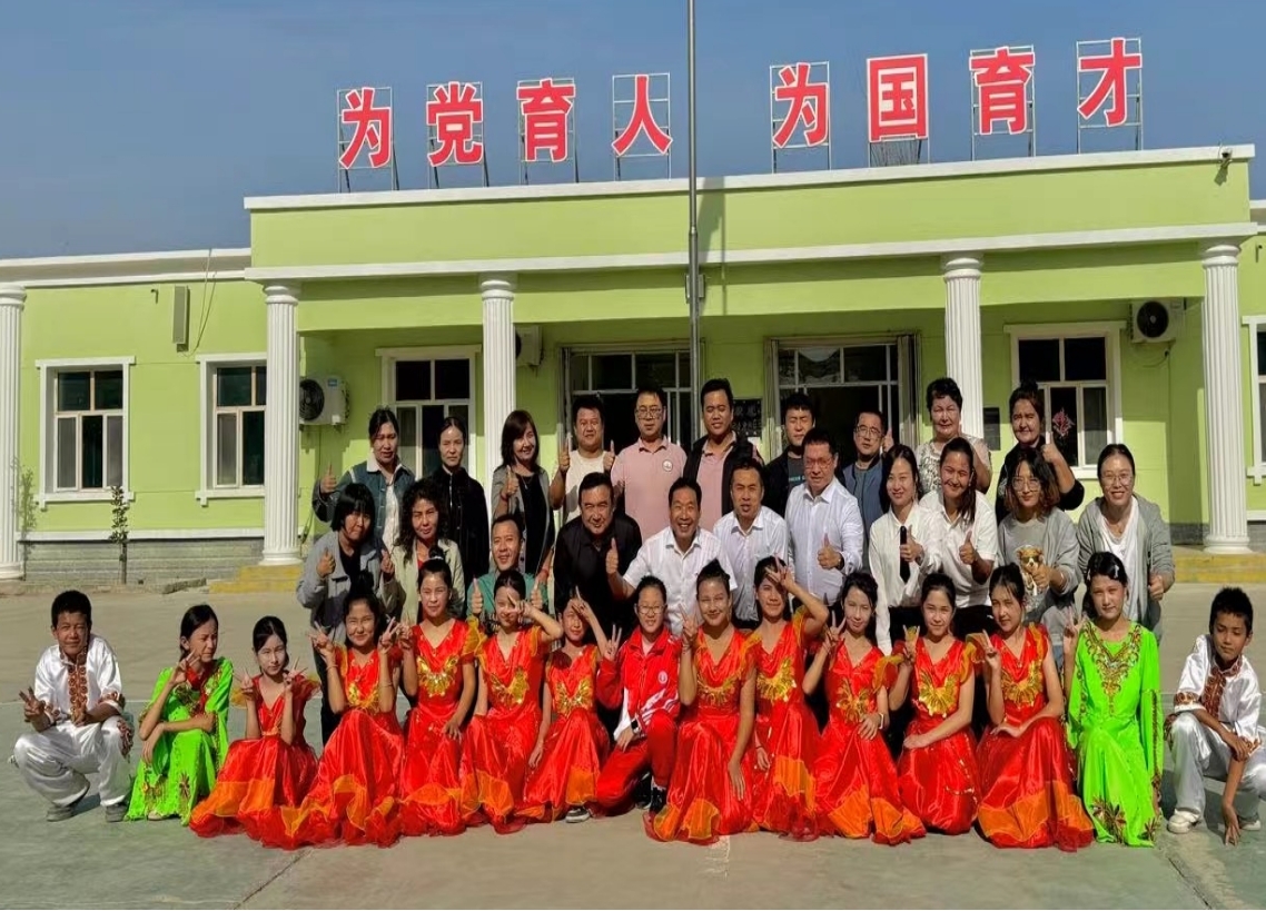 郴州市第三完全小学师生代表和南湖小学师生代表合影。单位供图
