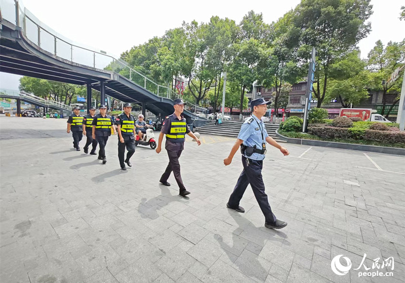 乾城义警在列队巡逻。人民网记者 刘宾摄